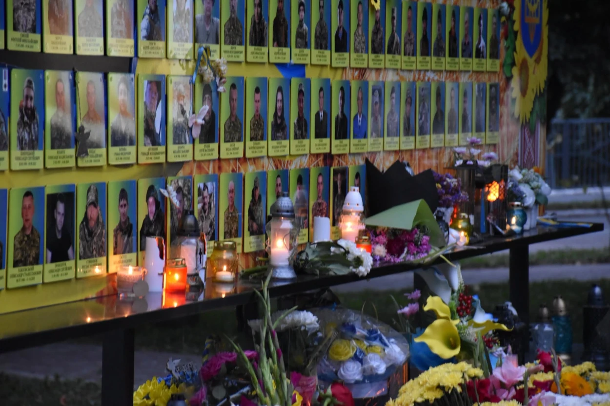 Імена на грудях, свічки в руках: Старокостянтинів вшанував полеглих Захисників