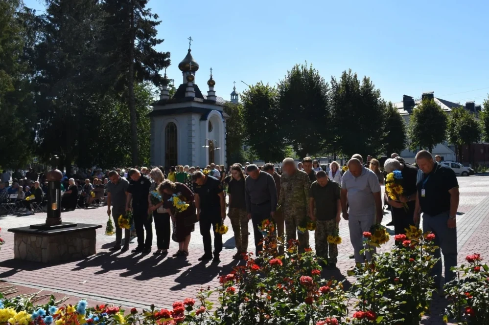 Імена на грудях, свічки в руках: Старокостянтинів вшанував полеглих Захисників