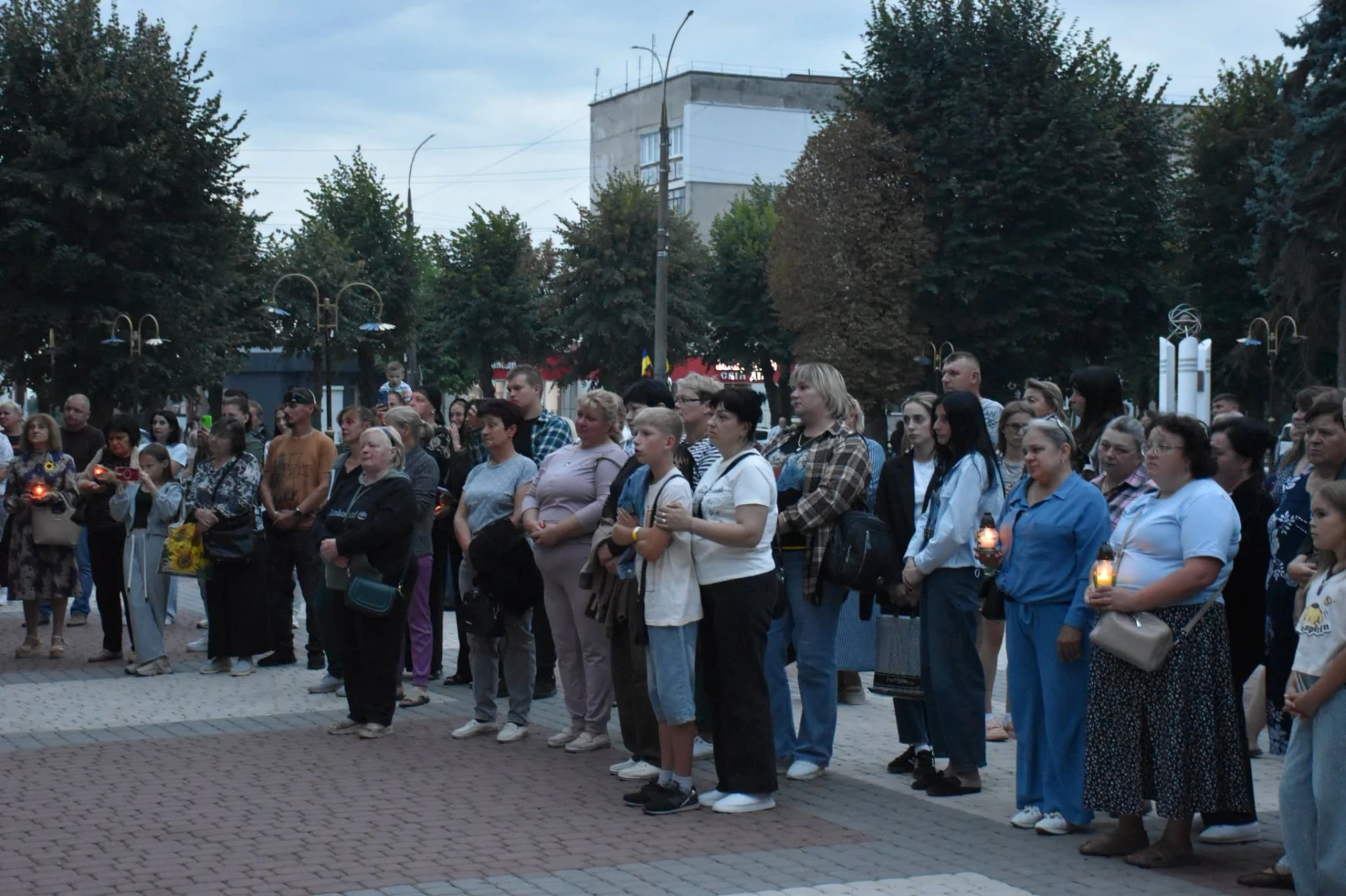 Імена на грудях, свічки в руках: Старокостянтинів вшанував полеглих Захисників