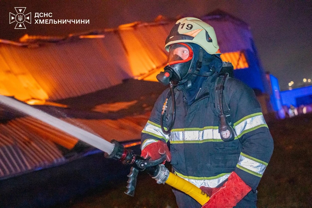 ДСНС показала наслідки нічної атаки дронів на Хмельниччині: горіло цивільне підприємство