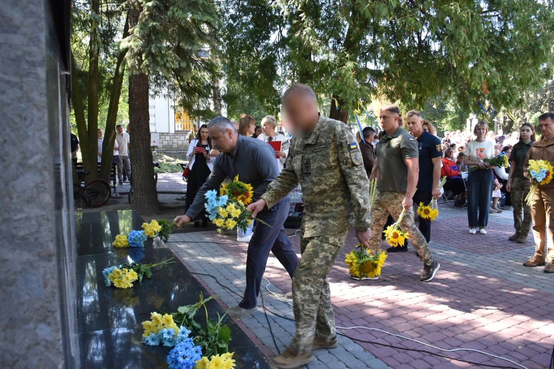 Імена на грудях, свічки в руках: Старокостянтинів вшанував полеглих Захисників