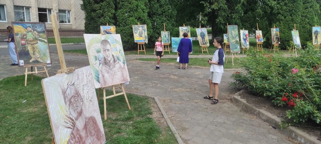 У Старокостянтинові до Дня Незалежності показали понад 60 картин Героїв—попереду масштабна виставка