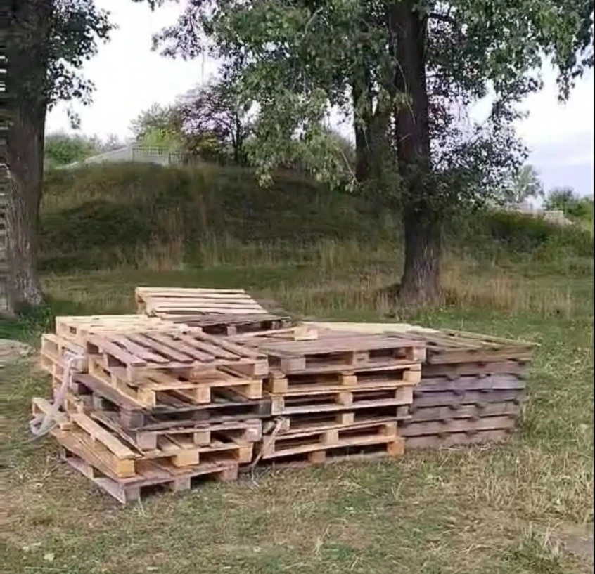 Спільними зусиллями: у Старокостянтинові збирають піддони для облаштування прибережної зони