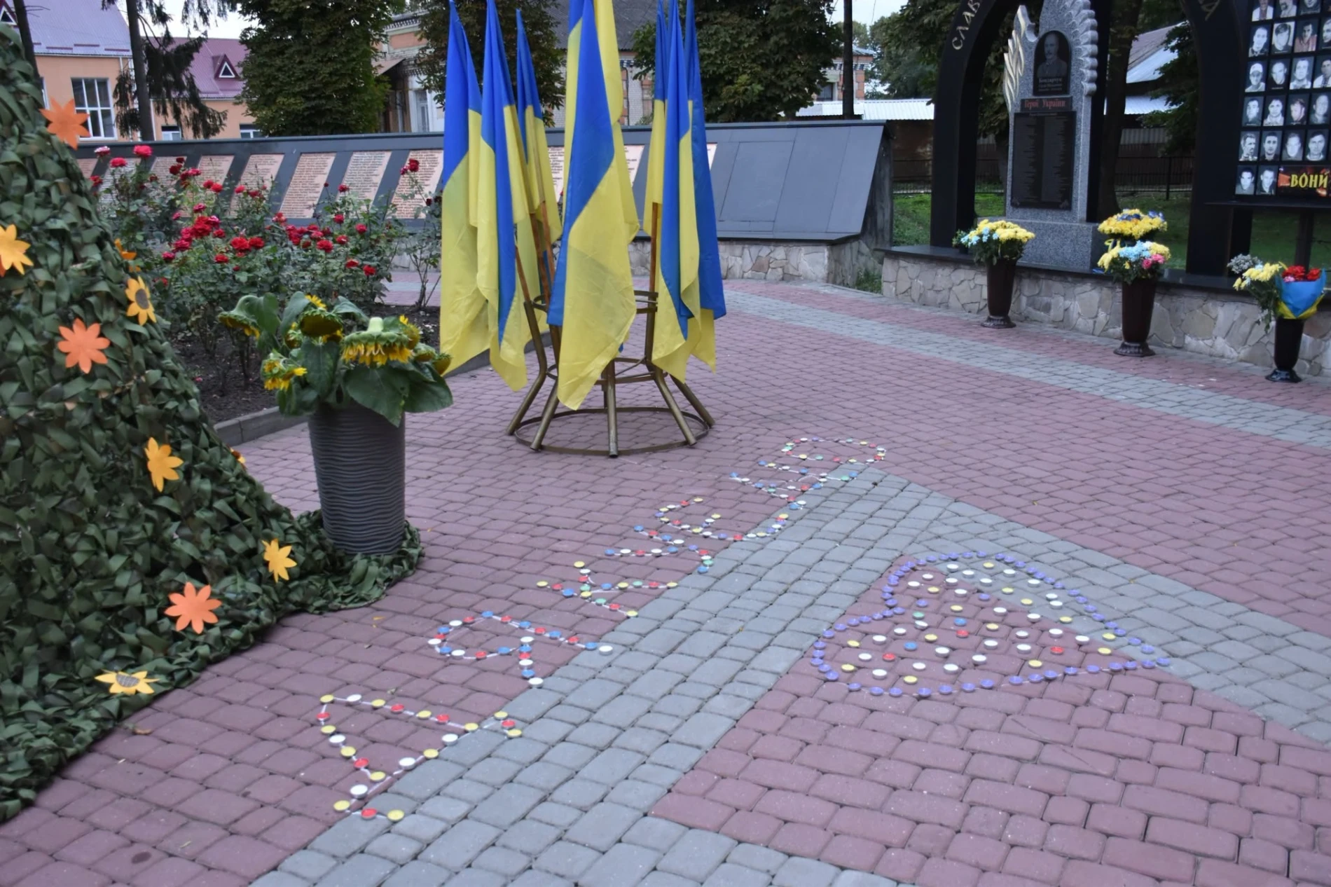 Імена на грудях, свічки в руках: Старокостянтинів вшанував полеглих Захисників