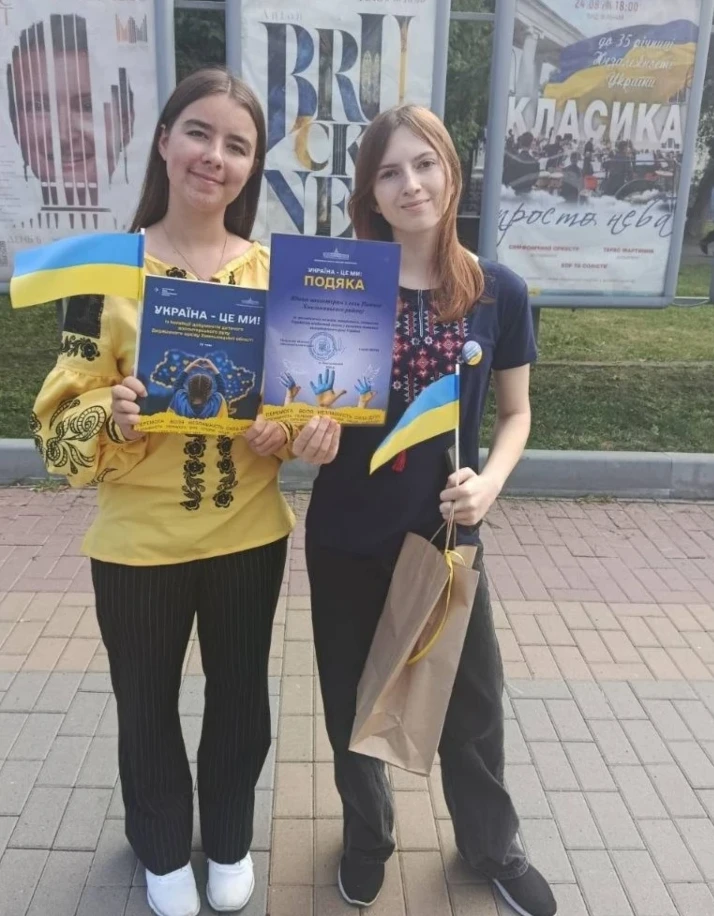 Семеро юних волонтерів із Попівців стали героями книги «Україна — це ми!»