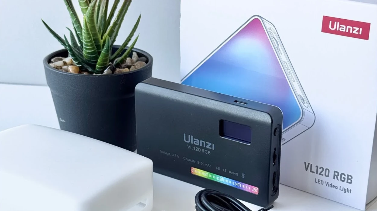 Задня панель накамерного світла Ulanzi VL120 RGB з монохромним дисплеєм, кольоровою шкалою HSI, комплектним силіконовим розсіювачем та кабелем USB-C