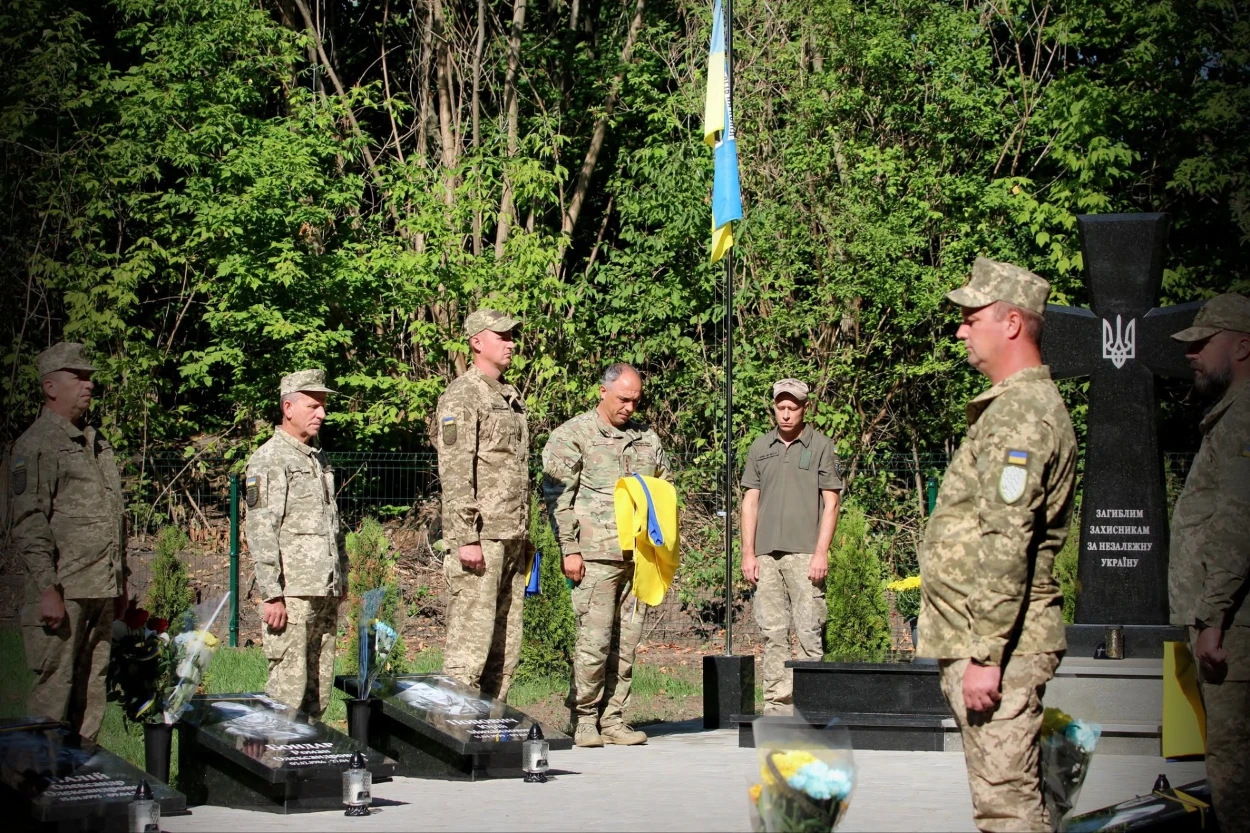 У Старокостянтинівській громаді відкрили меморіал загиблим воїнам 7-ї бригади тактичної авіації