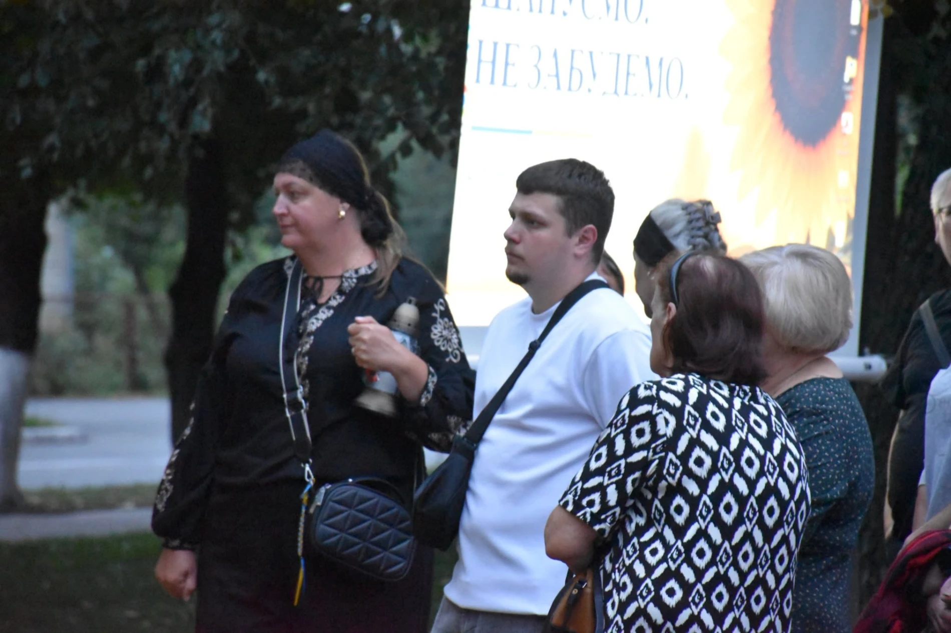 Імена на грудях, свічки в руках: Старокостянтинів вшанував полеглих Захисників