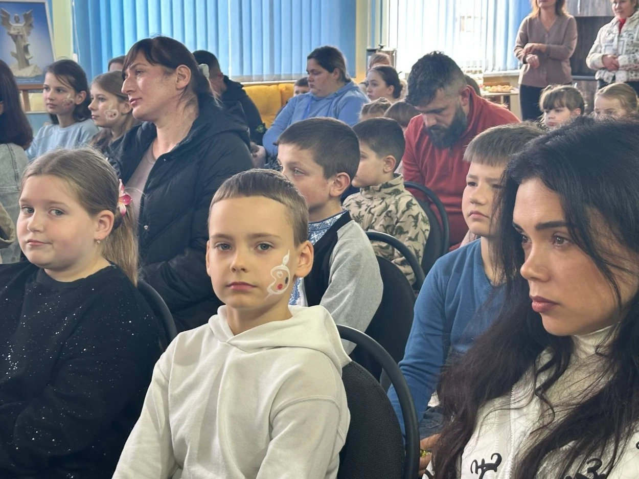 У Старокостянтинові першокласників посвятили в юні художники: свято кольорів і перші творчі кроки