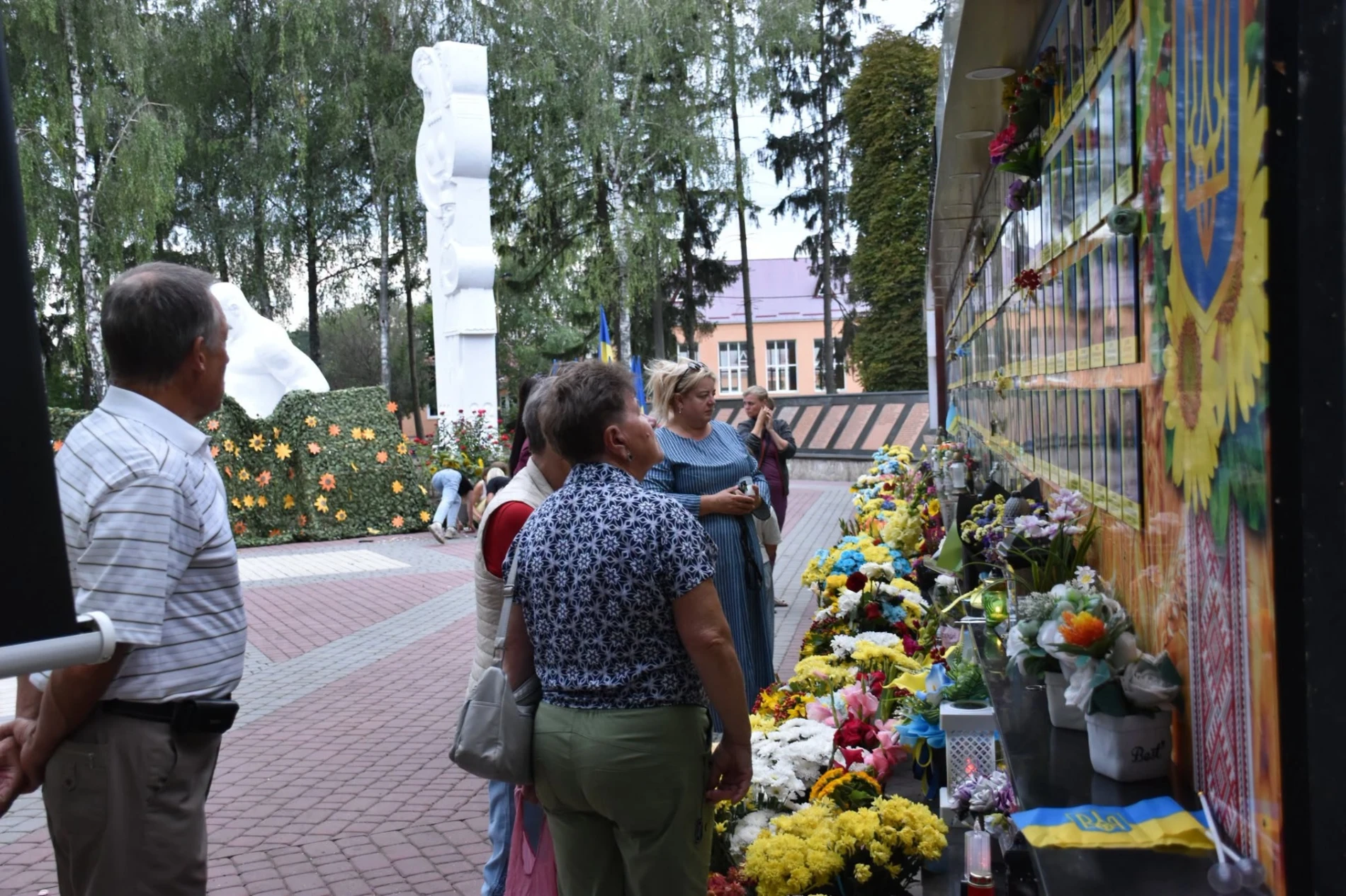 Імена на грудях, свічки в руках: Старокостянтинів вшанував полеглих Захисників