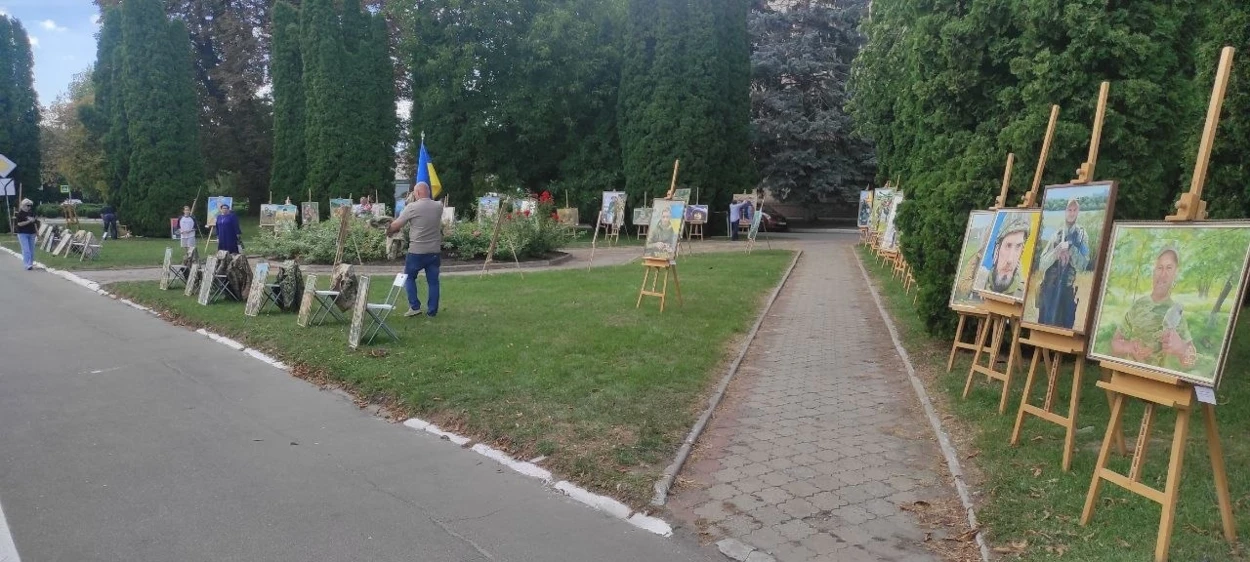 У Старокостянтинові до Дня Незалежності показали понад 60 картин Героїв—попереду масштабна виставка
