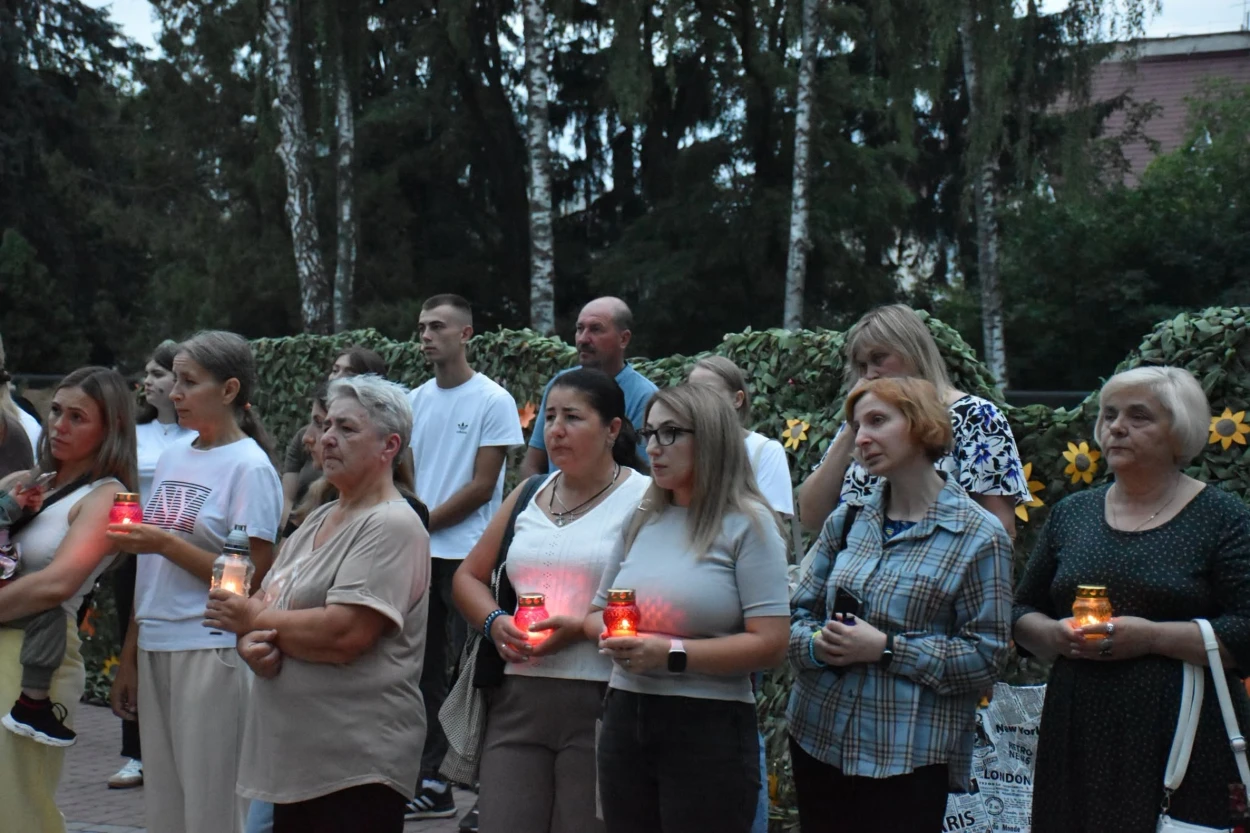 Імена на грудях, свічки в руках: Старокостянтинів вшанував полеглих Захисників