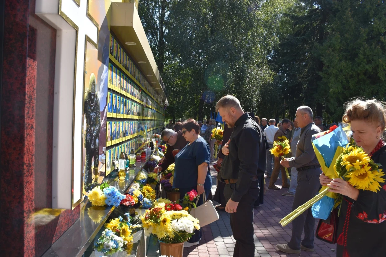 Імена на грудях, свічки в руках: Старокостянтинів вшанував полеглих Захисників