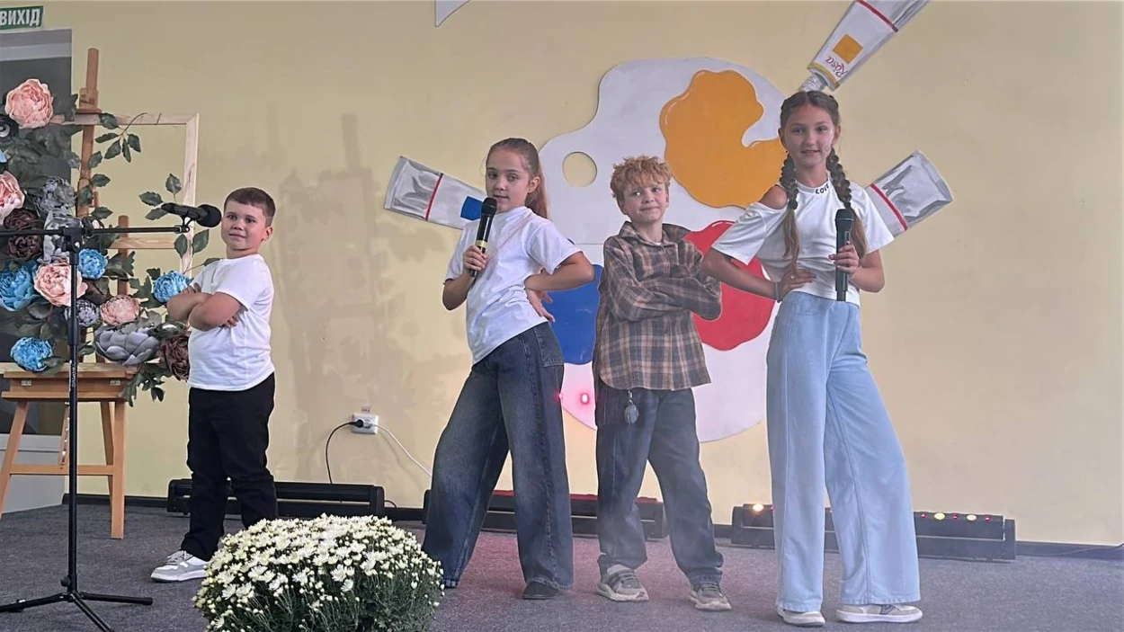 У Старокостянтинові першокласників посвятили в юні художники: свято кольорів і перші творчі кроки