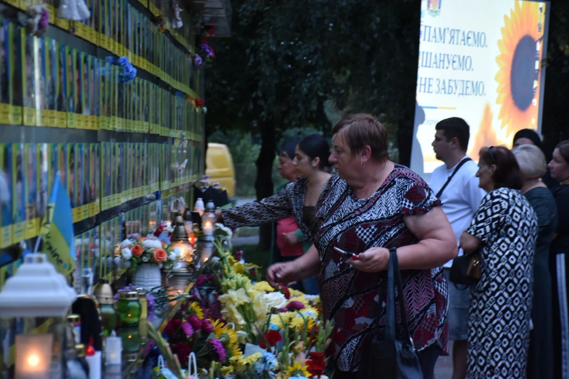 Імена на грудях, свічки в руках: Старокостянтинів вшанував полеглих Захисників