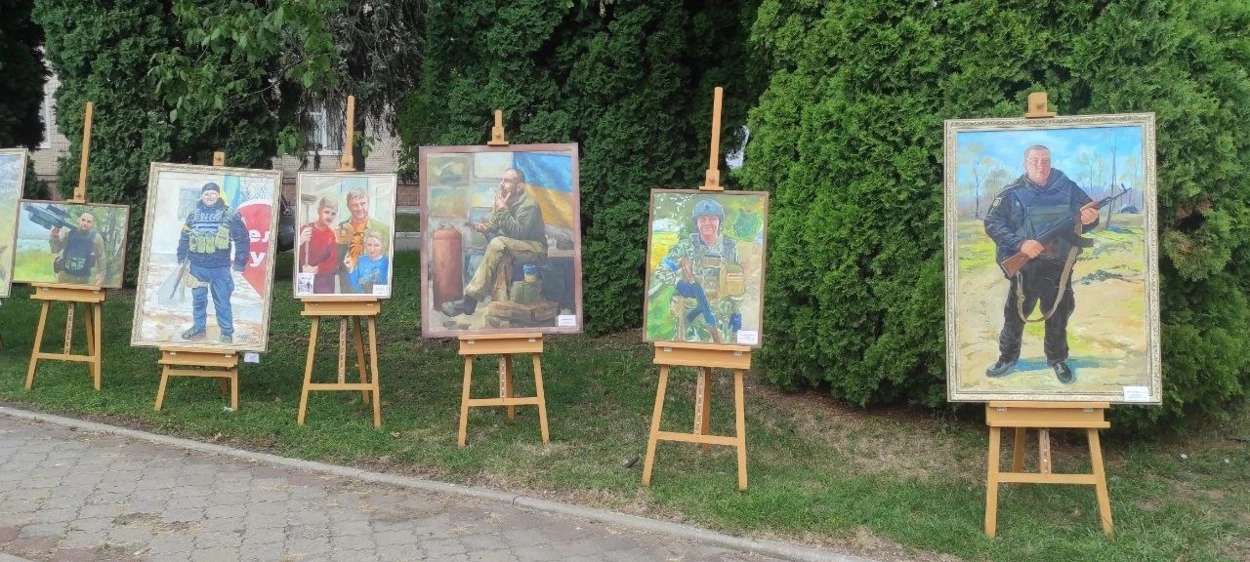 У Старокостянтинові до Дня Незалежності показали понад 60 картин Героїв—попереду масштабна виставка