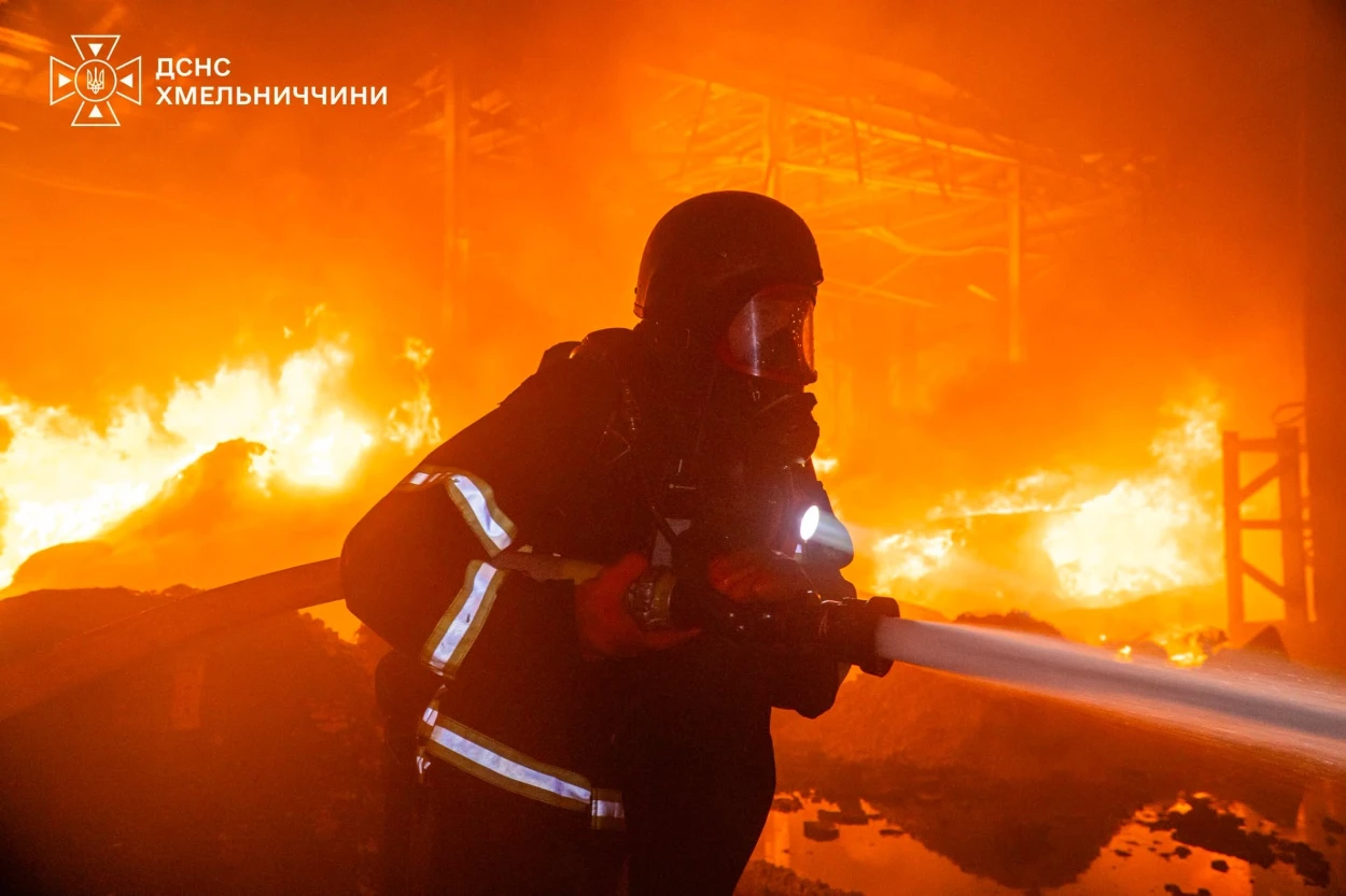 Хмельниччина оговтується від масованої атаки: рятувальники досі гасять пожежу