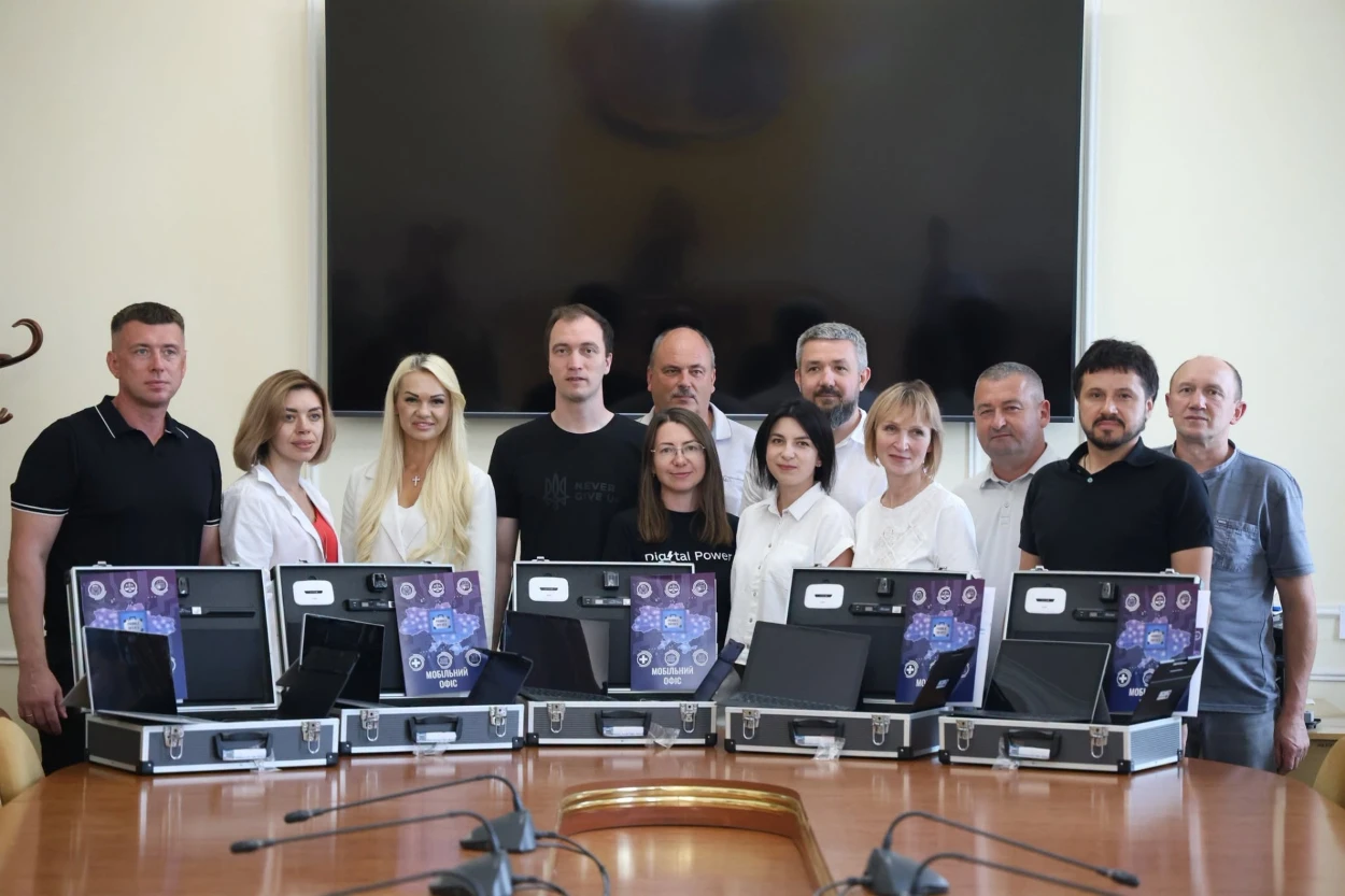 Старокостянтинівська громада отримала мобільну валізу для виїзного надання адміністративних послуг