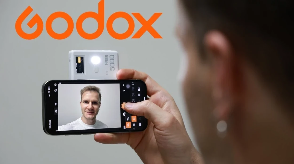 Світловий модуль Godox MA5R примагнічений до задньої панелі iPhone через MagSafe під час зйомки відеоблогу на фронтальну камеру смартфона