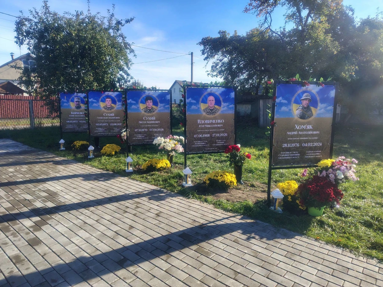 На Алеї Пам’яті в Пашківцях з’явилися ще п’ять портретів полеглих воїнів