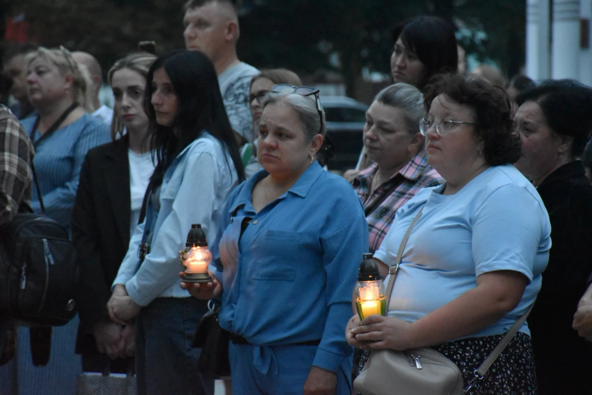 Імена на грудях, свічки в руках: Старокостянтинів вшанував полеглих Захисників