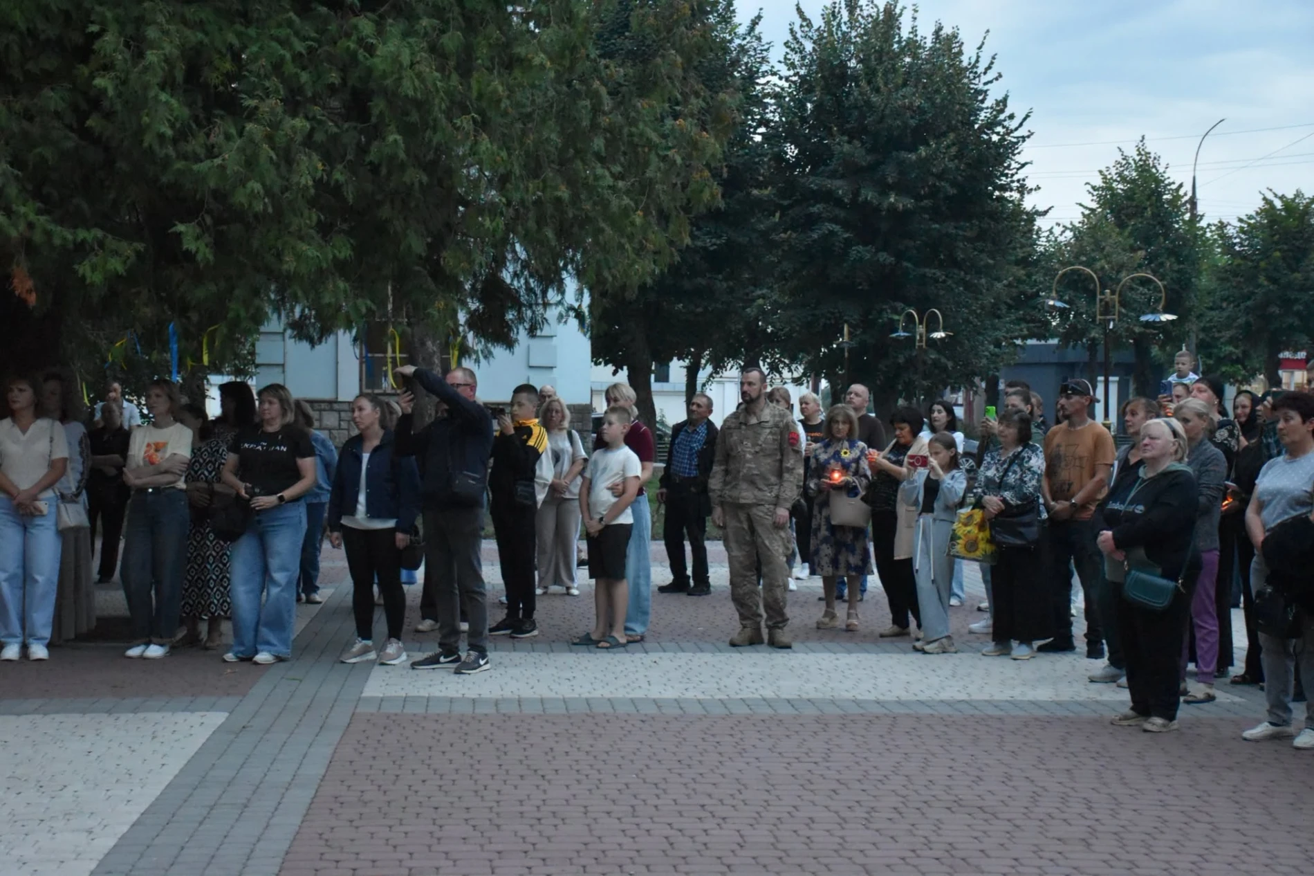 Імена на грудях, свічки в руках: Старокостянтинів вшанував полеглих Захисників