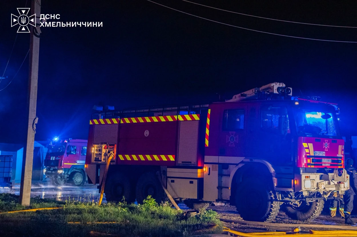 ДСНС показала наслідки нічної атаки дронів на Хмельниччині: горіло цивільне підприємство
