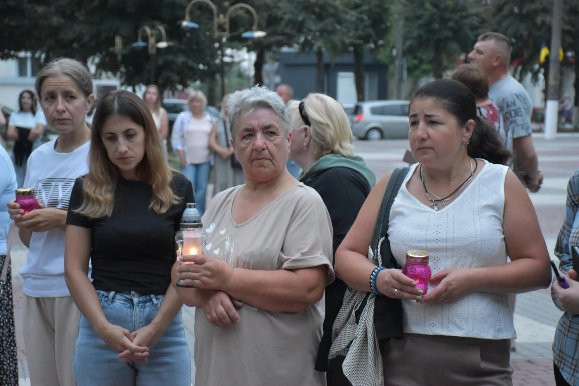 Імена на грудях, свічки в руках: Старокостянтинів вшанував полеглих Захисників