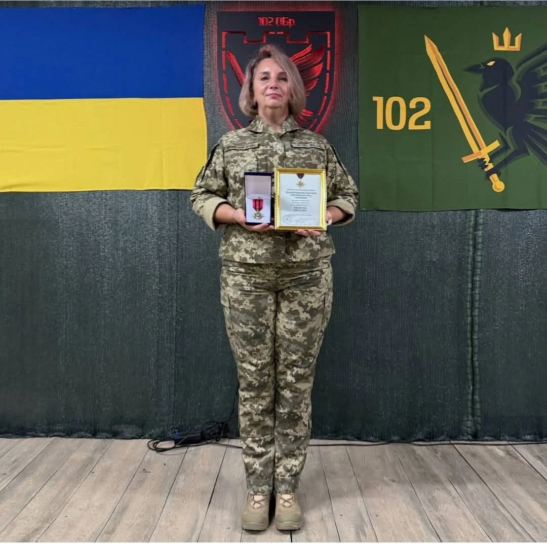 Головнокомандувач ЗСУ нагородив «Золотим Хрестом» захисницю зі Старокостянтинова Олену Петришину
