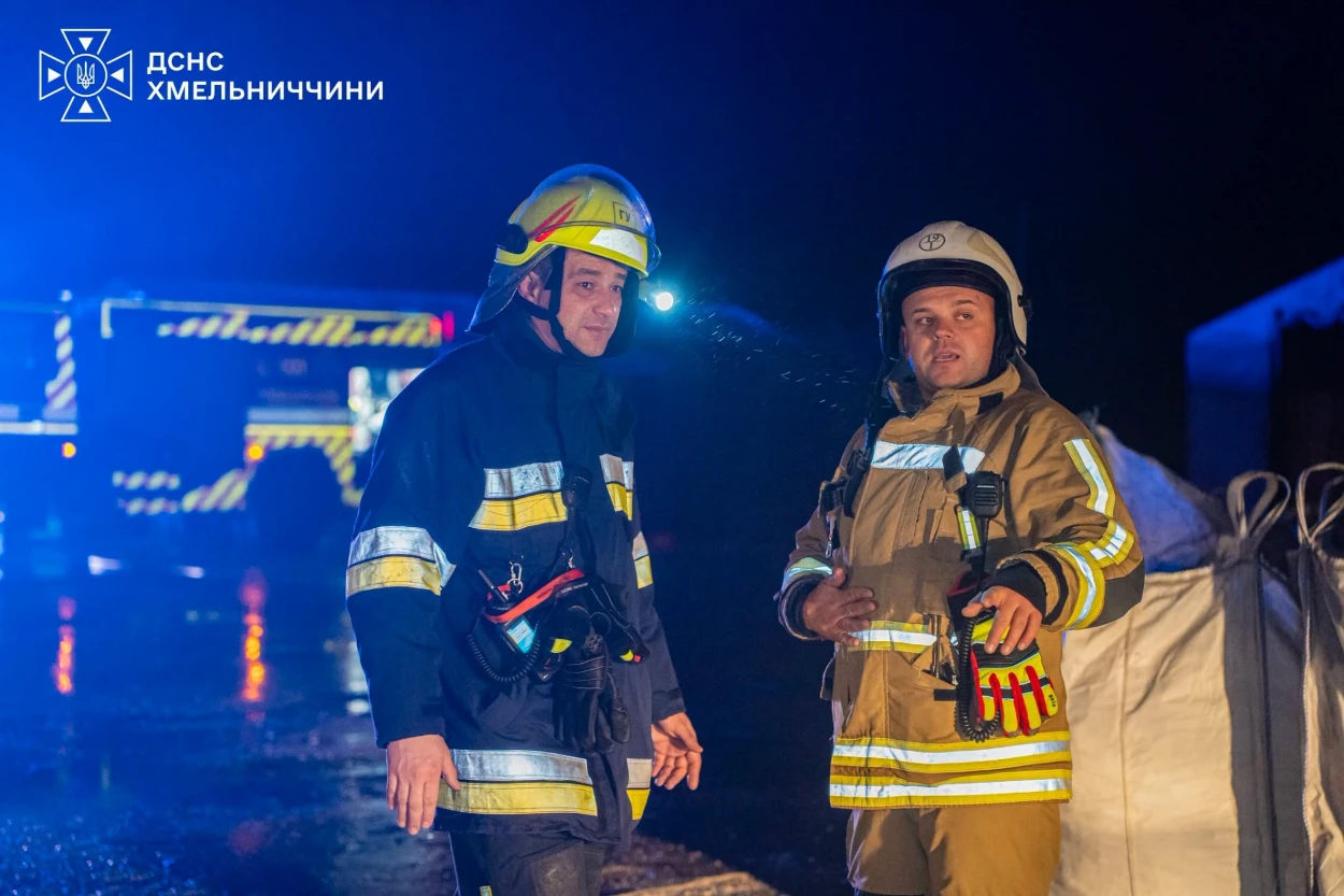 ДСНС показала наслідки нічної атаки дронів на Хмельниччині: горіло цивільне підприємство