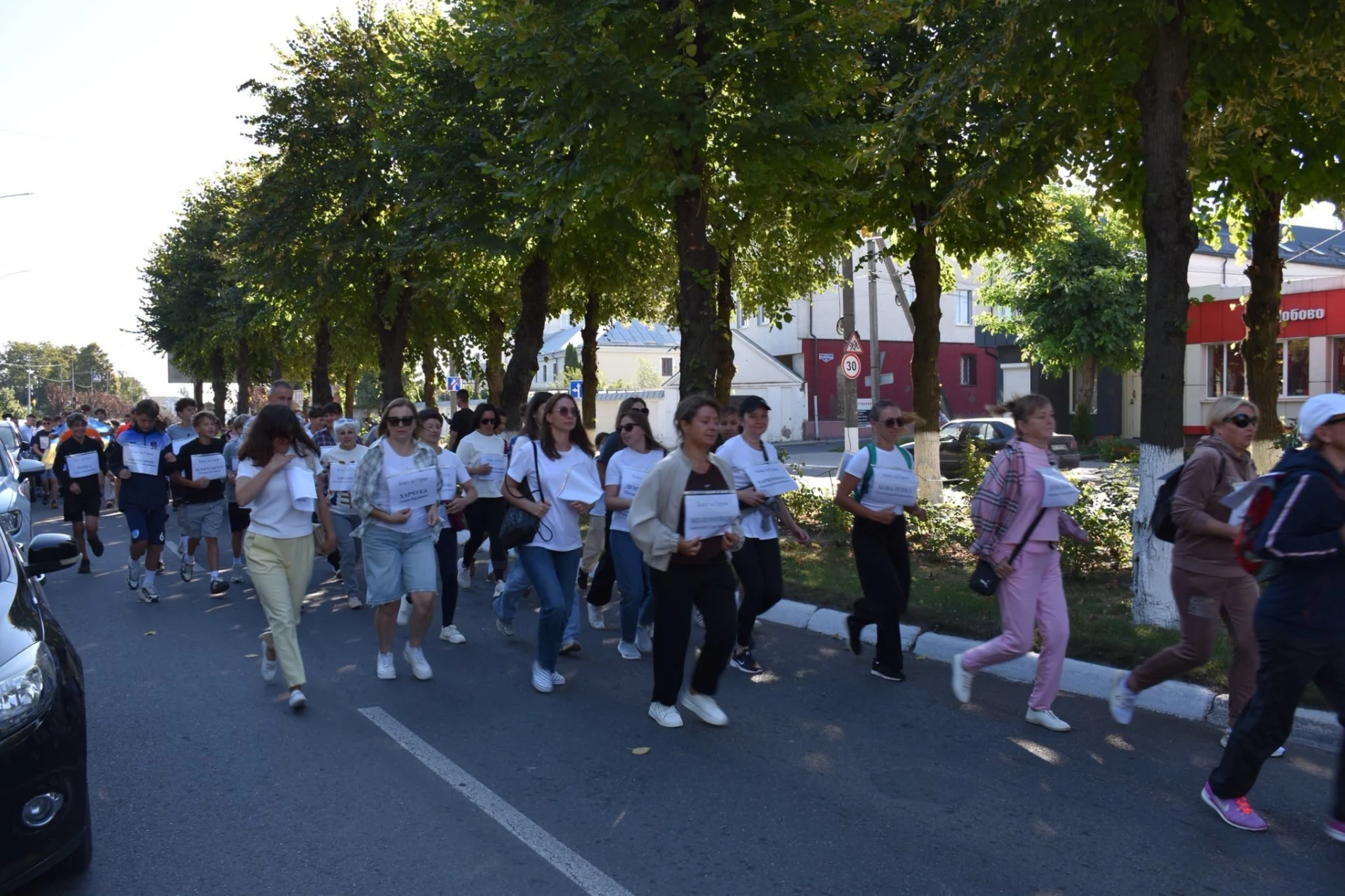 Імена на грудях, свічки в руках: Старокостянтинів вшанував полеглих Захисників