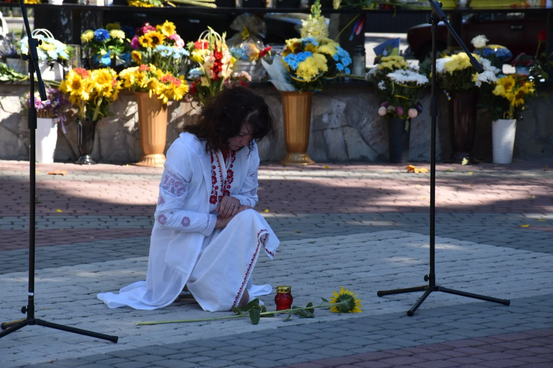 Імена на грудях, свічки в руках: Старокостянтинів вшанував полеглих Захисників