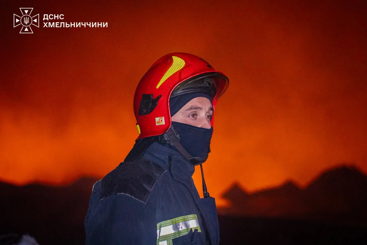 ДСНС показала наслідки нічної атаки дронів на Хмельниччині: горіло цивільне підприємство