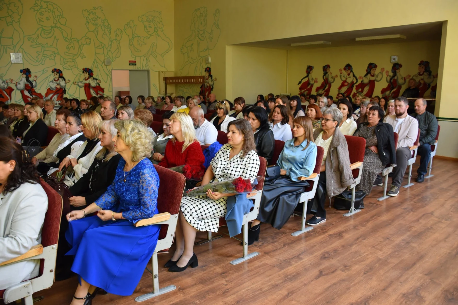 Навчають, підтримують, надихають: у Старокостянтинові привітали освітян