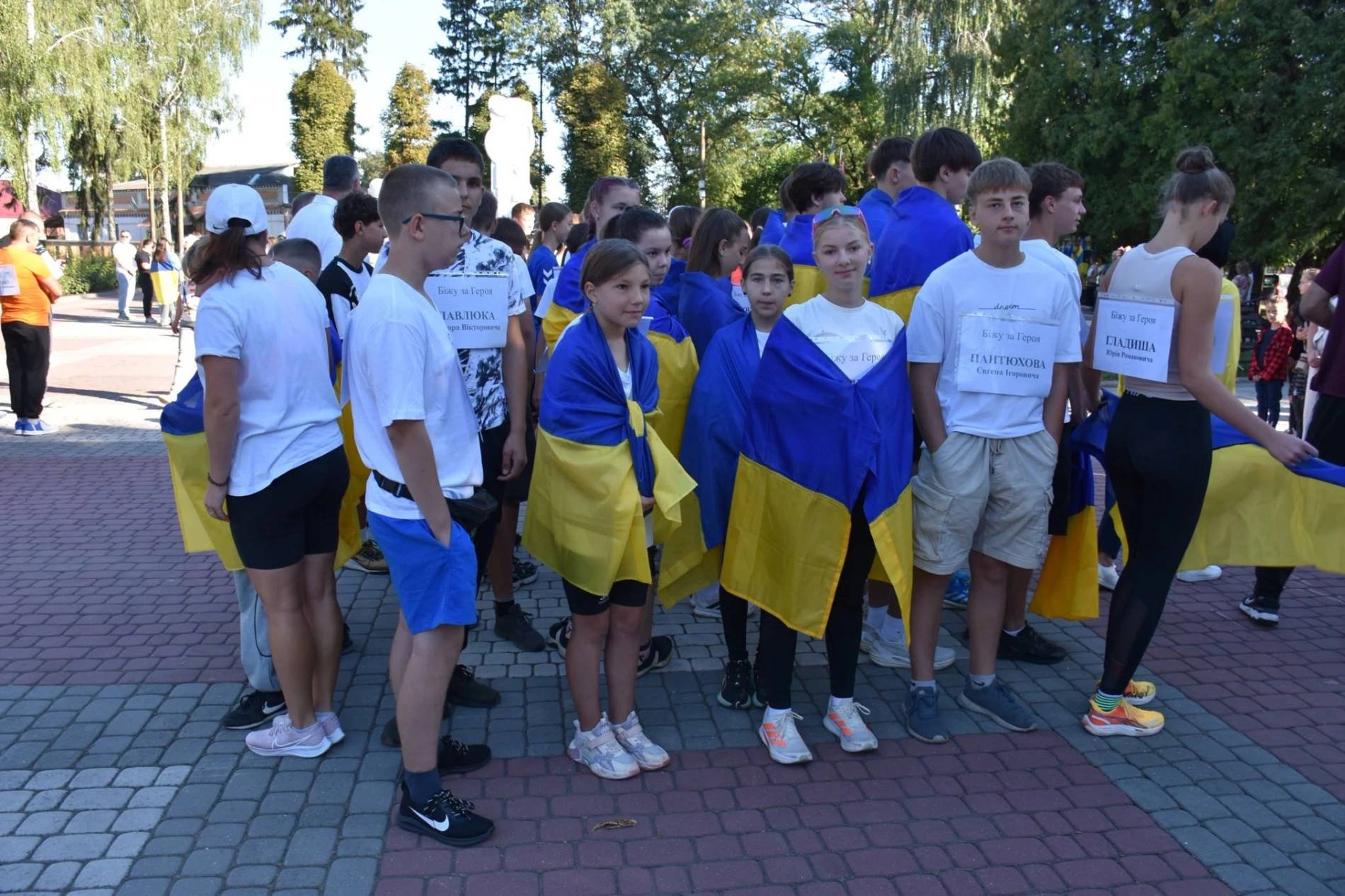 Імена на грудях, свічки в руках: Старокостянтинів вшанував полеглих Захисників
