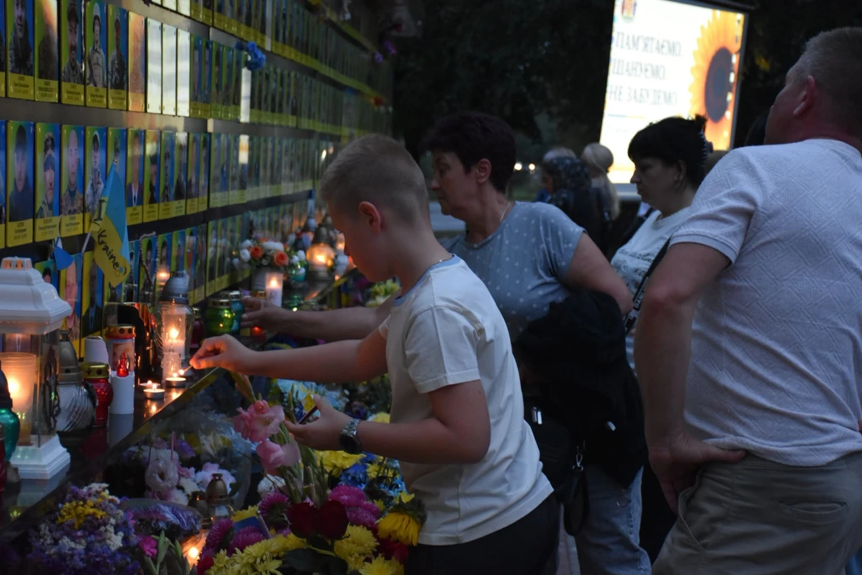 Імена на грудях, свічки в руках: Старокостянтинів вшанував полеглих Захисників