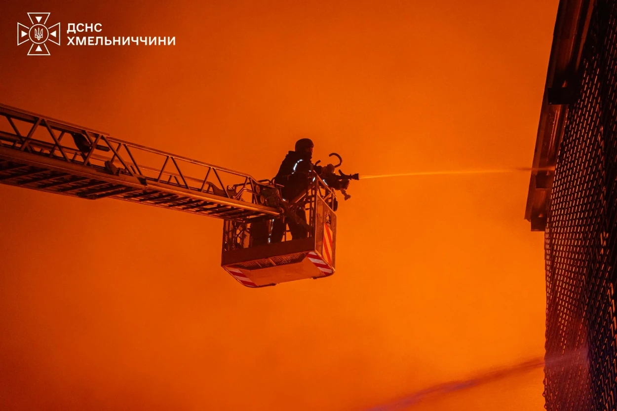 ДСНС показала наслідки нічної атаки дронів на Хмельниччині: горіло цивільне підприємство