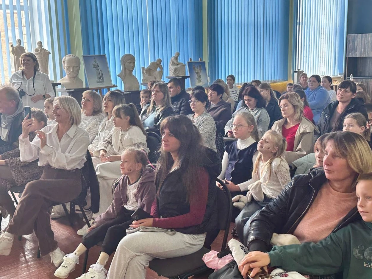 У Старокостянтинові першокласників посвятили в юні художники: свято кольорів і перші творчі кроки