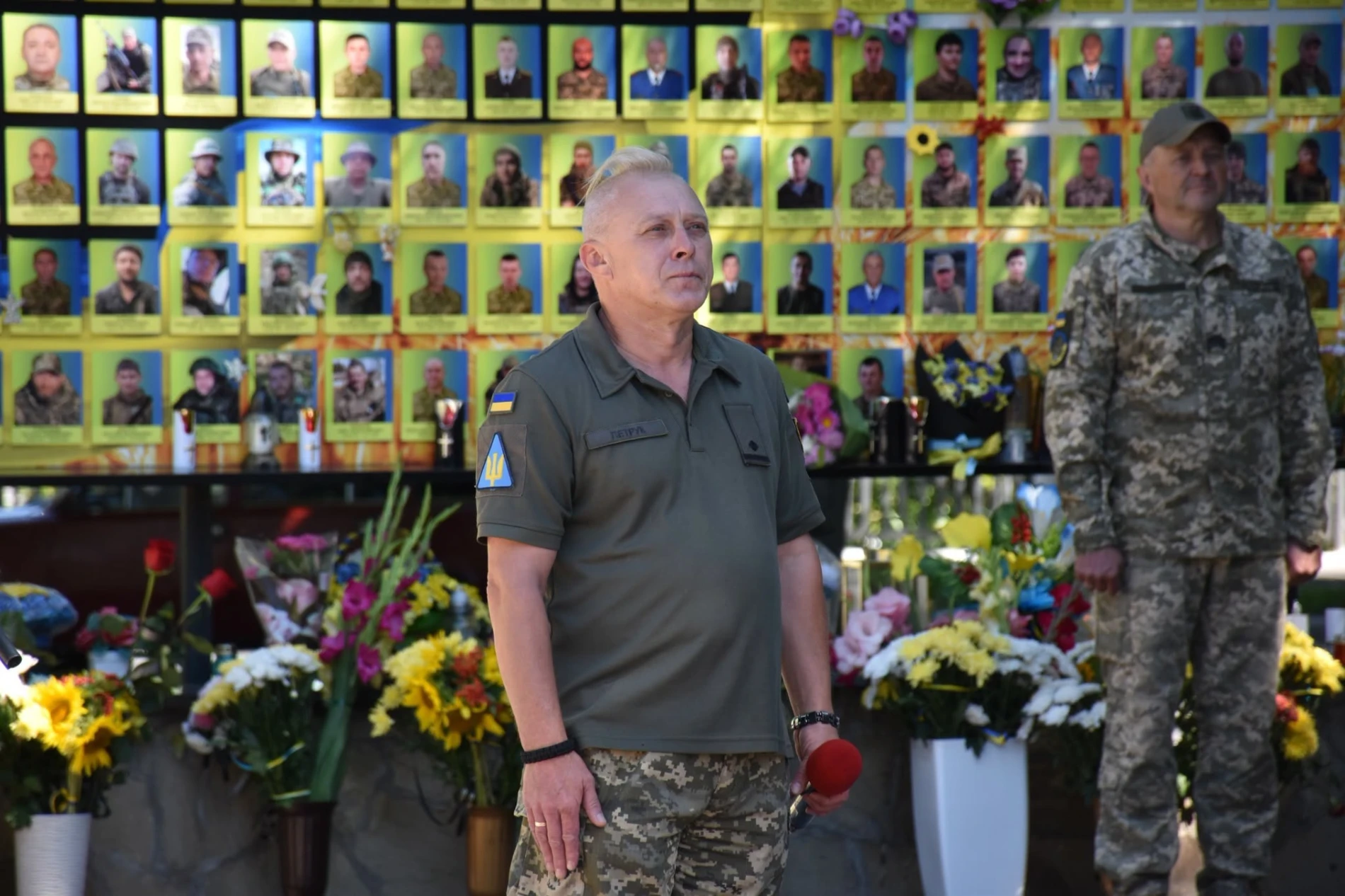 Імена на грудях, свічки в руках: Старокостянтинів вшанував полеглих Захисників