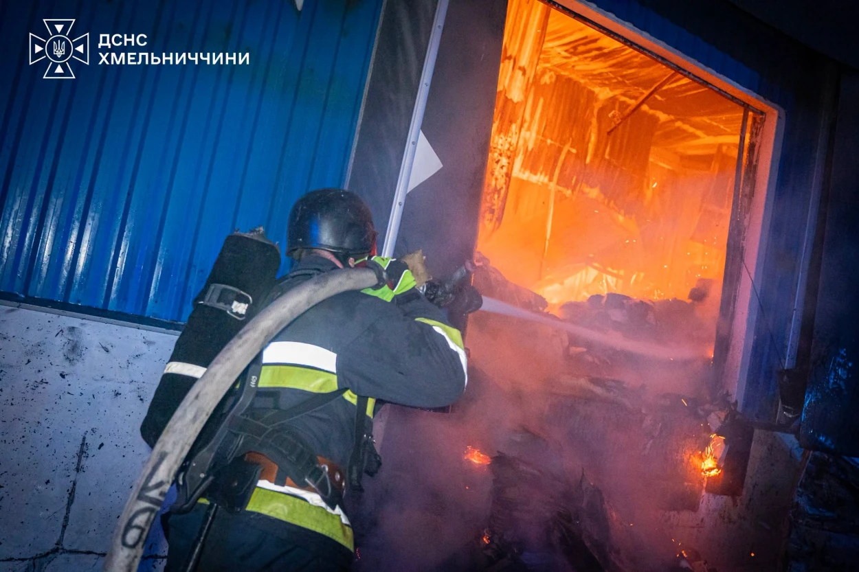 ДСНС показала наслідки нічної атаки дронів на Хмельниччині: горіло цивільне підприємство