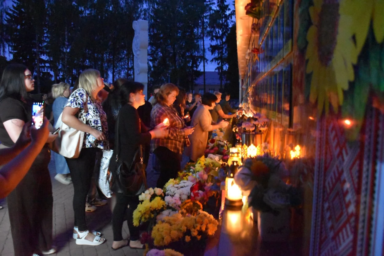 Імена на грудях, свічки в руках: Старокостянтинів вшанував полеглих Захисників