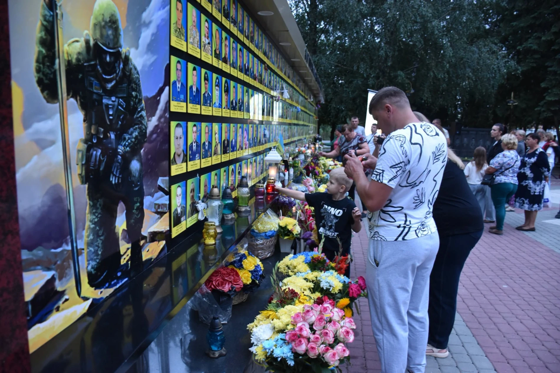 Імена на грудях, свічки в руках: Старокостянтинів вшанував полеглих Захисників