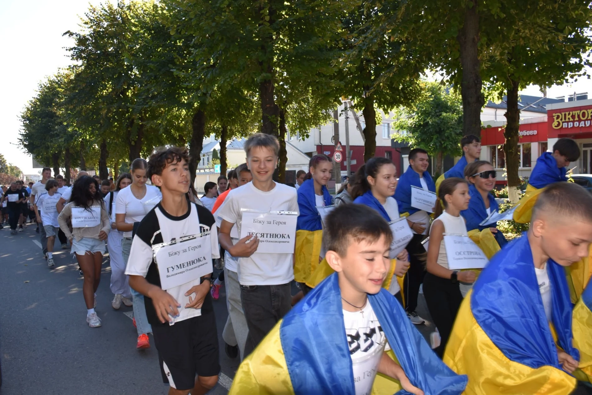 Імена на грудях, свічки в руках: Старокостянтинів вшанував полеглих Захисників