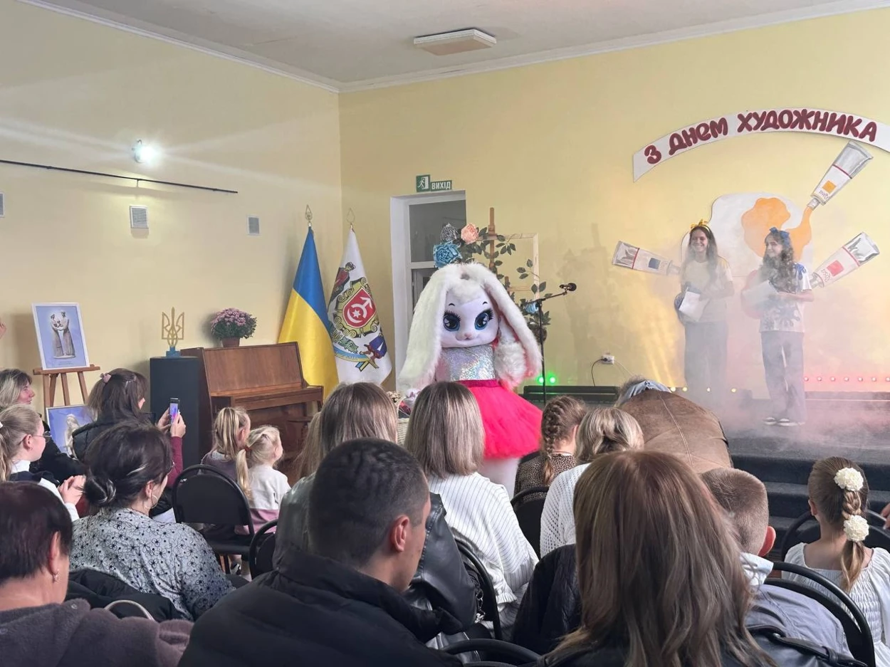 У Старокостянтинові першокласників посвятили в юні художники: свято кольорів і перші творчі кроки