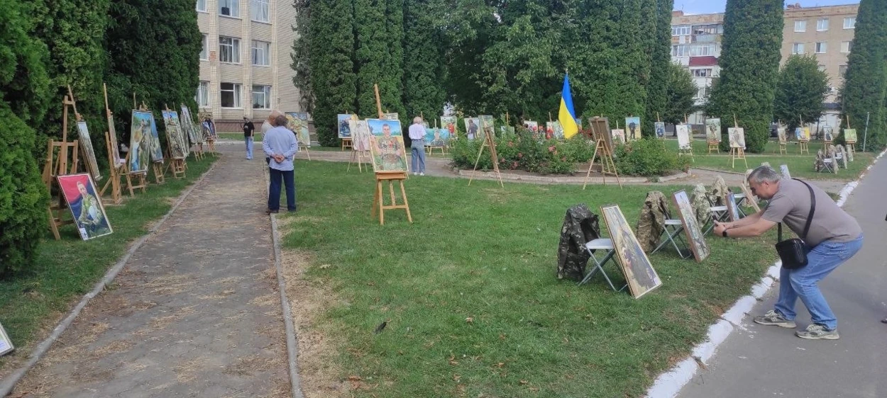 У Старокостянтинові до Дня Незалежності показали понад 60 картин Героїв—попереду масштабна виставка