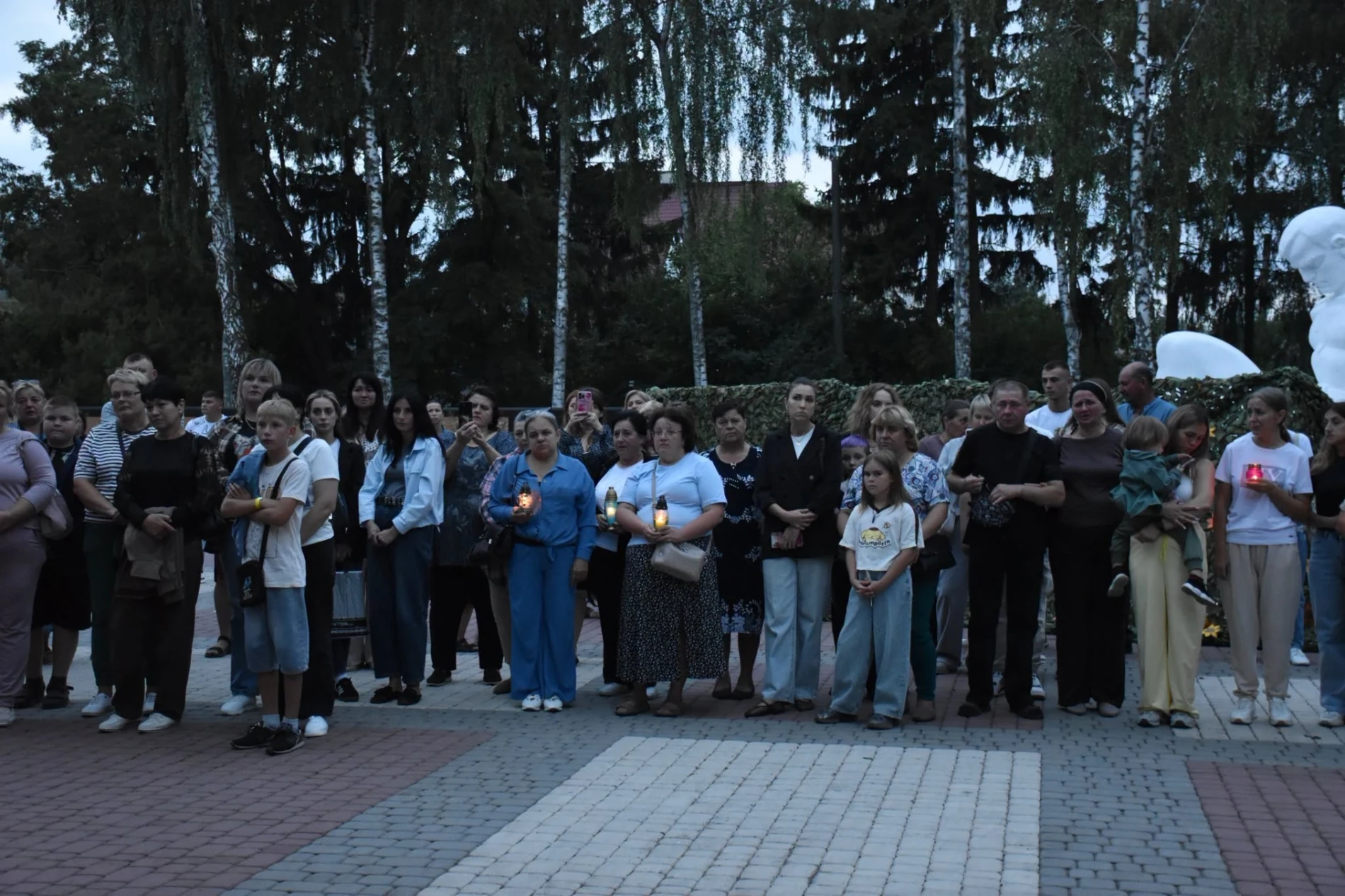 Імена на грудях, свічки в руках: Старокостянтинів вшанував полеглих Захисників
