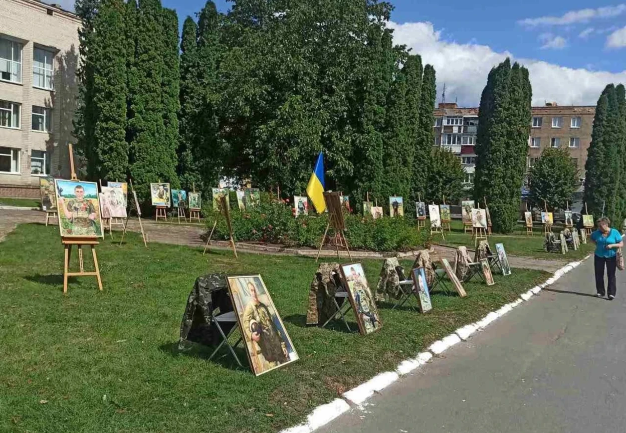У Старокостянтинові до Дня Незалежності показали понад 60 картин Героїв—попереду масштабна виставка