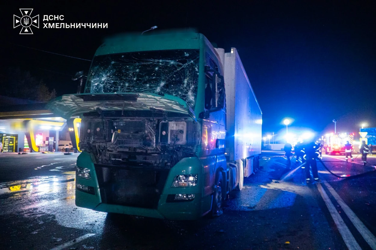 Хмельниччина оговтується від масованої атаки: рятувальники досі гасять пожежу