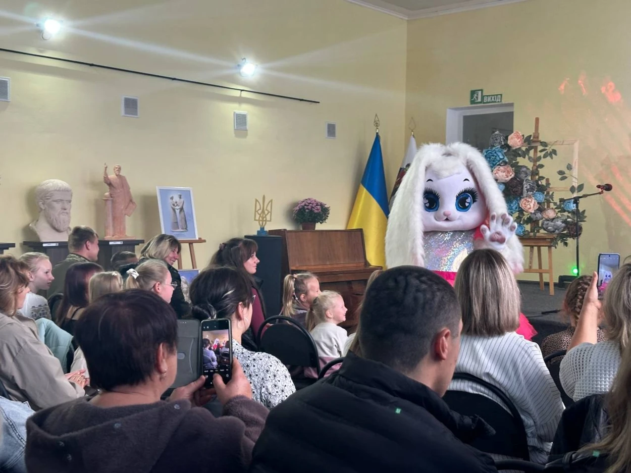 У Старокостянтинові першокласників посвятили в юні художники: свято кольорів і перші творчі кроки