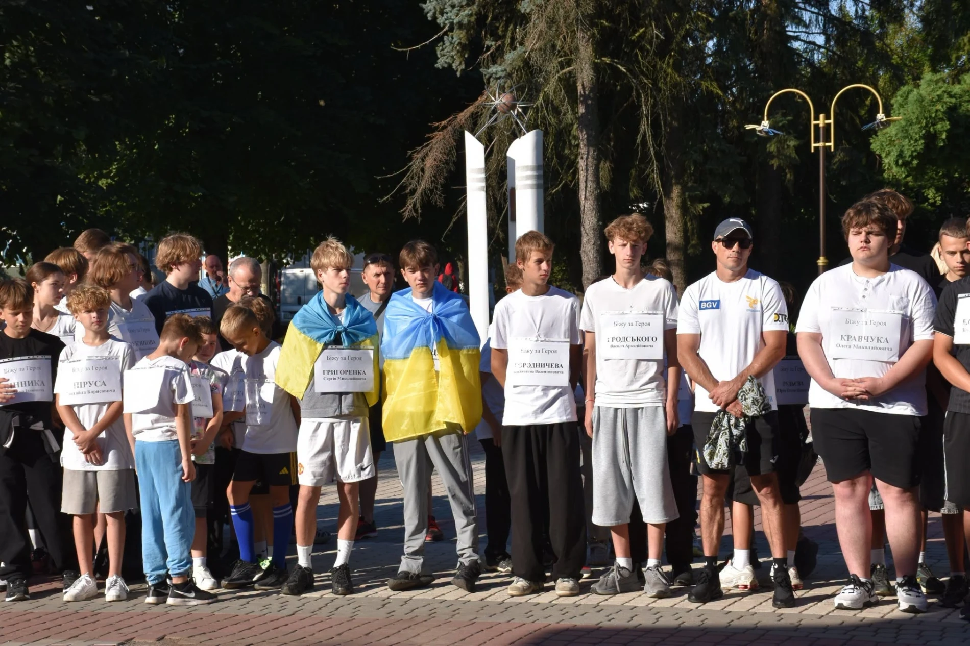 Імена на грудях, свічки в руках: Старокостянтинів вшанував полеглих Захисників